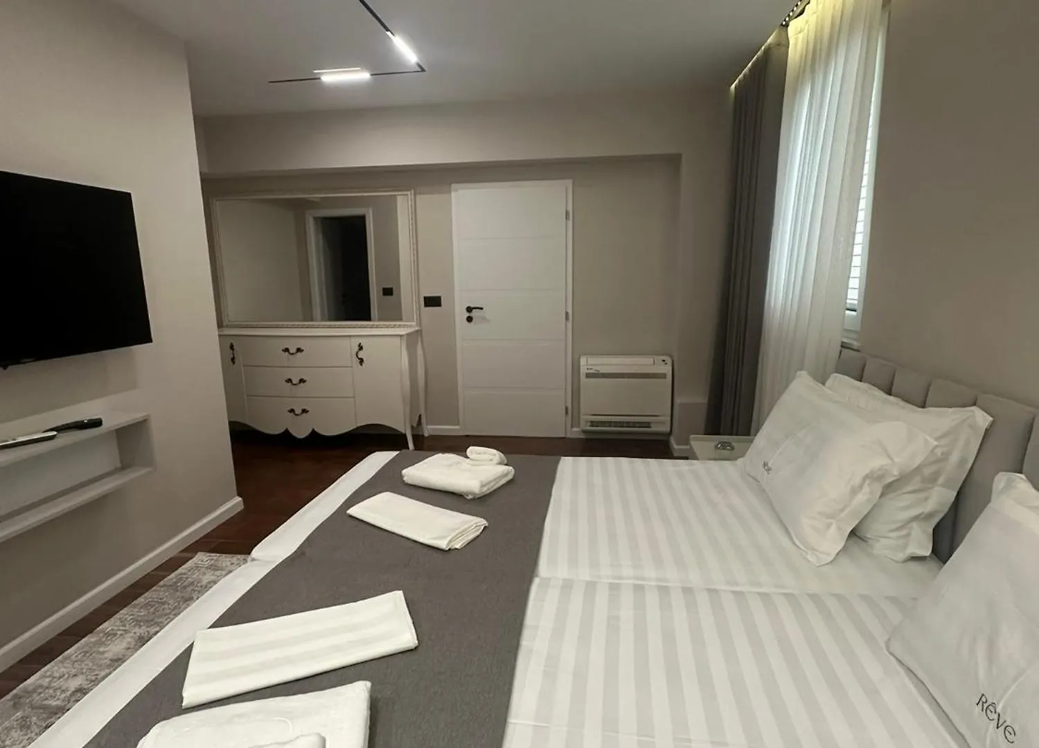 Reve Apartments Tirana 0*,  Albanien