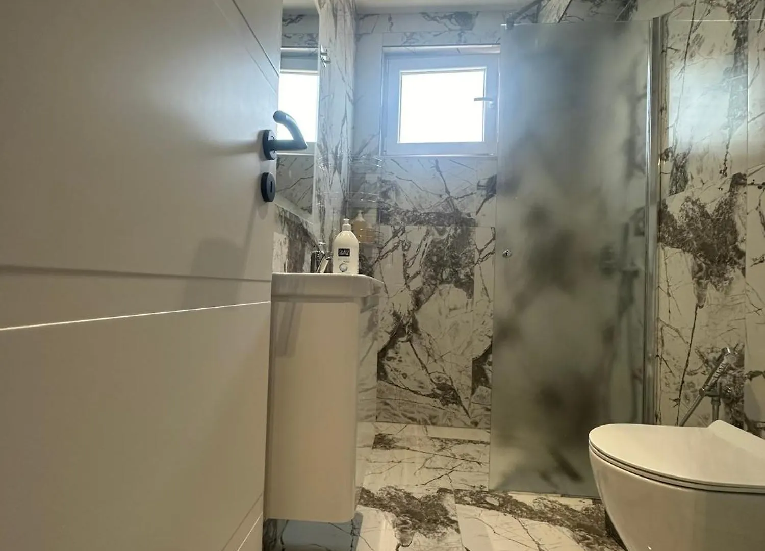 Reve Apartments Tirana 0*,  Albanien