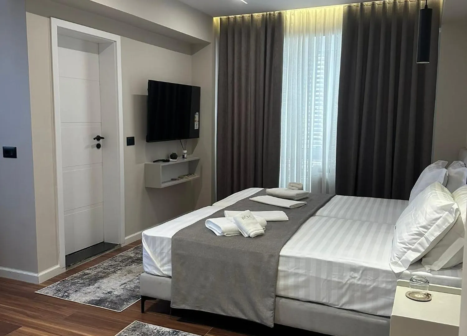 Reve Apartments Tirana 0*,  Albanien